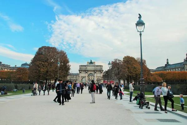 2015 在巴黎凯旋门的凯旋门的插图编辑视图 步行游客 高对比度 秋天的明亮色彩 — 图库照片