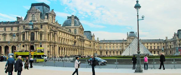 フランス 2015 イラストレーション社説 ルーヴル美術館の前のエリア パリのルーヴル美術館のガラスピラミッドの眺め ハイコントラスト 明るい色 — ストック写真