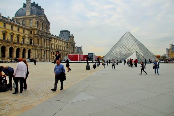 Paříž Francie 2015 Ilustrativní Redakce Oblast Před Louvre Pohled Skleněnou — Stock fotografie