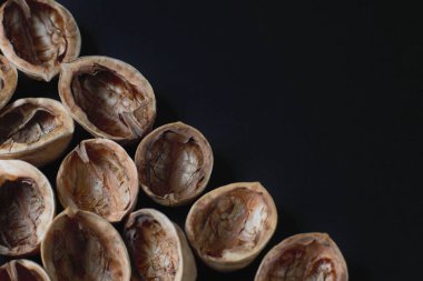 Doğal ceviz kabukları çekirdekleri arka plan kopyalama alanı ile. koyu arka plan. Üstte görüntü.