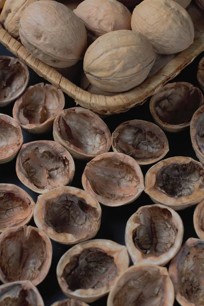 Hasır sepet ve kabukları ceviz, mükemmel koyu arka plan, yüksek kontrast