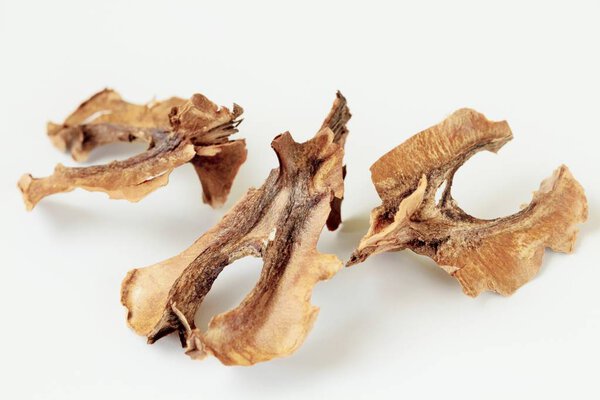 Перегородка грецкого ореха, лекарство для настойки и отваров на белом фоне
.