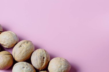 Kopya alanı, parlak renkler, yüksek kontrastlı pembe arka plan üzerine ceviz.