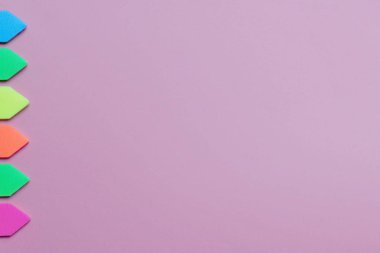 Renkli etiketleri ile inşaat kağıt, pembe arka plan üzerinde büyük imza alanı