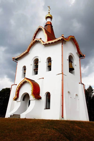 Будівля Православної Каплиці Фоні Темного Грозового Неба Яскравих Фарб Високої — стокове фото