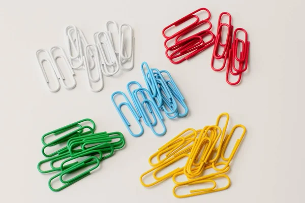 Five Kinds Colored Paper Clips White Background High Contrast Bright — Stock Photo, Image