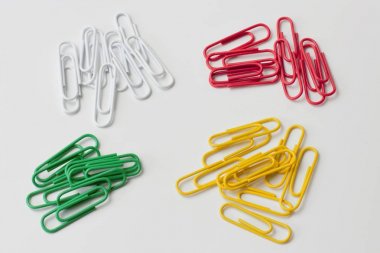 Beyaz arka plan üzerinde dört çeşit renkli ataş, yüksek kontrastlı, parlak renkler.