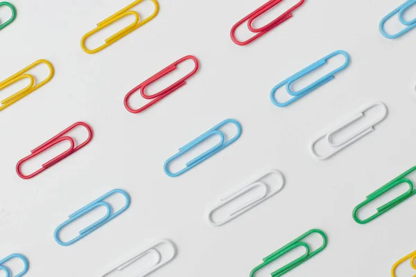 Abstract White Sheet Colored Paper Clips Diagonal Arrangement Bright Colors — Stock Photo, Image