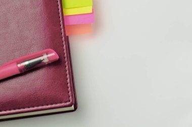 Yer imleri ve renkli bir kalem o ile lüks bir kapak dizüstü bilgisayar