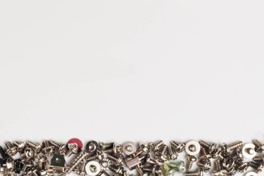 Beyaz arka plan wi üzerinde vidalar, somunlar, farklı boyutlarda vidalar