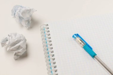 Yırtık sayfaları ve beyaz bir backgroun üzerinde renkli bir kalem ile bir not defteri