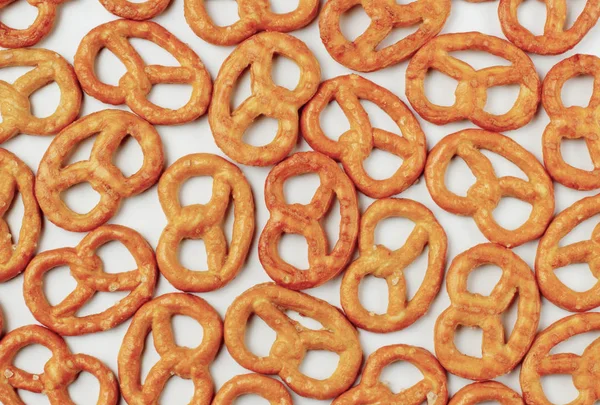 Pretzels pada latar belakang putih, kontras tinggi, terang kooperasi alami — Stok Foto