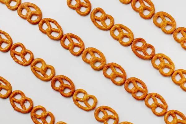 Pretzel su sfondo bianco, con un sacco di spazio di copia, alta c — Foto Stock