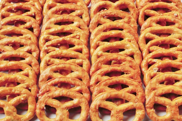 Pretzel su sfondo bianco, alto contrasto, luminoso co naturale — Foto Stock