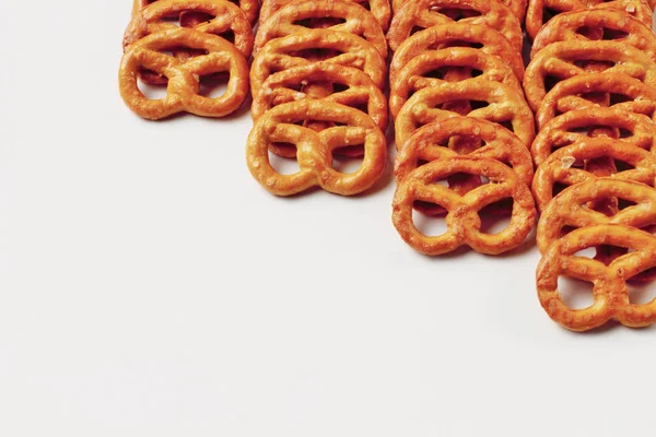 Pretzels sobre un fondo blanco, con un montón de espacio de copia, c alto — Foto de Stock