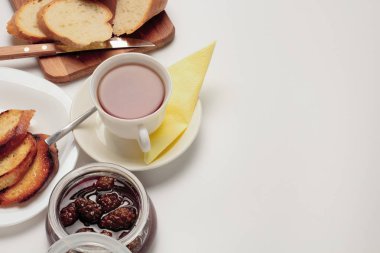 Basit bir tatlı kahvaltı için ayarlayın, tost baget, çay, tereyağı, çam kozalağı reçel. Parlak renkler, yüksek kontrast, beyaz arka plan.