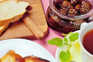 Basit bir tatlı kahvaltı için ayarlayın, tost baget, çay, tereyağı, çam kozalağı reçel. Parlak renkler, yüksek kontrast, beyaz arka plan.