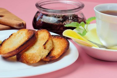 Basit bir tatlı kahvaltı için ayarlayın, tost baget, çay, tereyağı, çam kozalağı reçel. Parlak renkler, yüksek kontrast, beyaz arka plan.