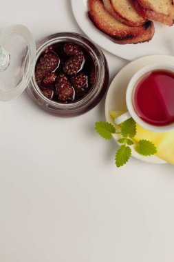 Basit bir tatlı kahvaltı için ayarlayın, tost baget, çay, tereyağı, çam kozalağı reçel. Parlak renkler, yüksek kontrast, beyaz arka plan.