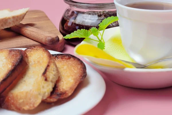 Zestaw Proste Śniadanie Słodko Tosty Bagietki Herbatę Masło Dżem Sosny — Zdjęcie stockowe