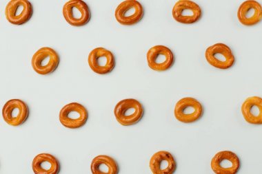 Beyaz arka plan üzerinde kurutma veya simit, periyodik çizim, düz döşeme, parlak renkler, yüksek kontrast