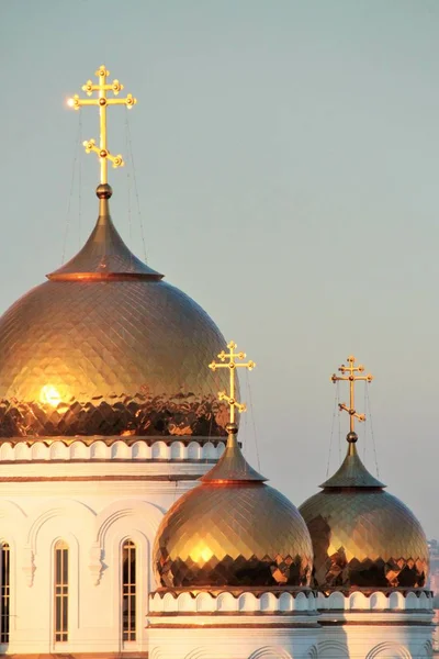 Куполи Сучасного Православного Собору Вслухають Промені Сонця Заході Яскравих Кольорах — стокове фото