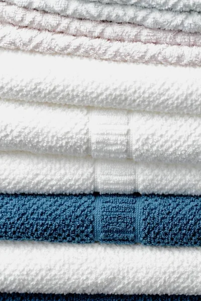 Ein Stapel Frisch Gefalteter Frottee Handtücher Einem Hotel Oder Wellnessbereich — Stockfoto