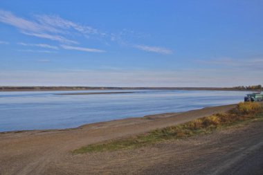 Rusya'nın Yeniseisk şehrinde Yenisei Nehri'nin çok geniş panoraması, akşam çekimi, pembe bulutlar, yüksek kontrast.