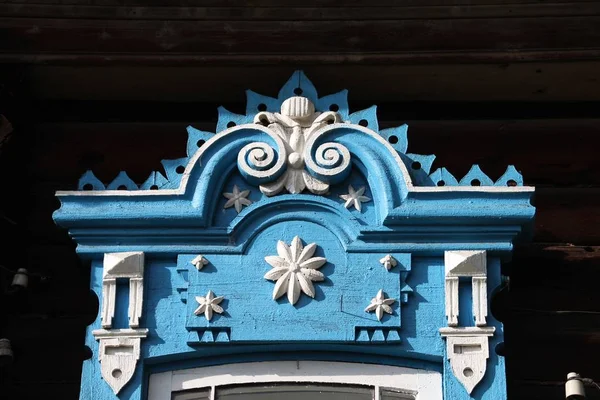Деревянные Резные Платформенные Окна Старого Дома Сочные Белые Синие Цвета — стоковое фото