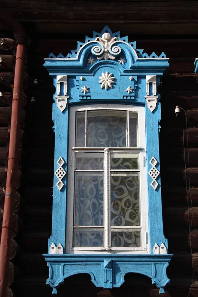 Деревянные Резные Платформенные Окна Старого Дома Сочные Белые Синие Цвета — стоковое фото