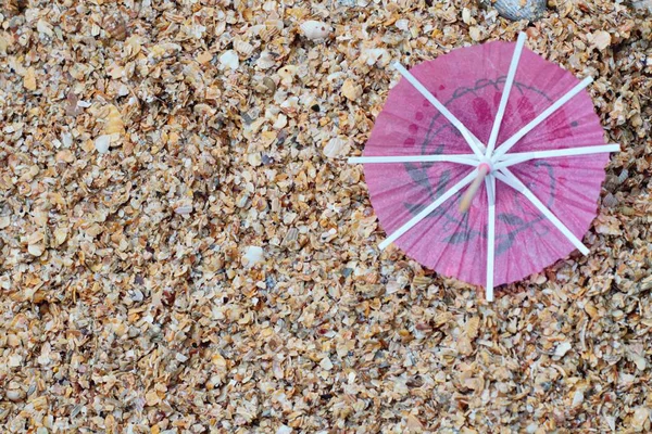 Έννοια Ροζ Ομπρέλα Παραλίας Στην Άμμο Του Βράχου Κέλυφος Θέση — Φωτογραφία Αρχείου