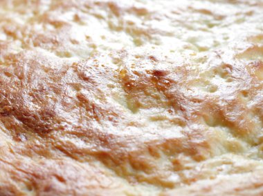 Kefir üzerinde ev yapımı ruddy gözleme bir arka plan olarak fırında pişirilir. Parlak doğal renk, yüksek kontrast.