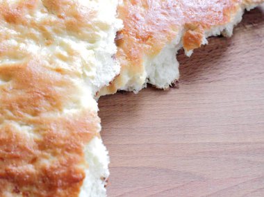 Koyu ahşap kalas, doğal renkler, gün ışığı, yüksek kontrast üzerinde ev yapımı ruddy kek iştah açıcı parçalar.