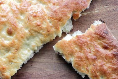 Koyu ahşap kalas, doğal renkler, gün ışığı, yüksek kontrast, yakın çekim üzerinde ev yapımı ruddy kek iştah açıcı parçalar.