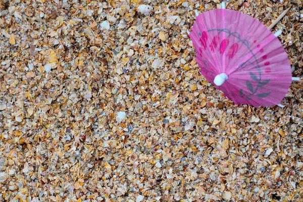 Conceito Guarda Chuva Praia Rosa Areia Rocha Shell Lugar Para — Fotografia de Stock