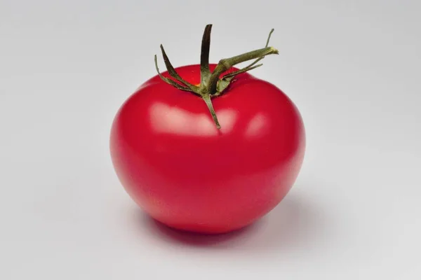 Reife Rote Tomate Auf Weißem Hintergrund Nahaufnahme Helle Farbe Hoher — Stockfoto