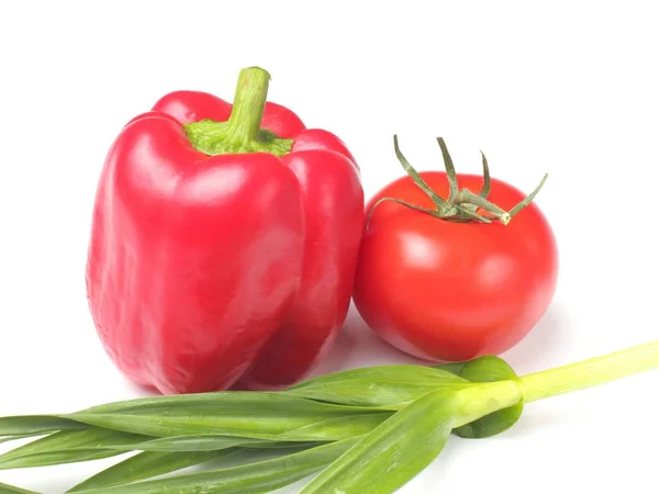 シンプルなサラダ 甘いコショウ トマト 白い背景 明るいジューシーな色 ハイコントラストのための野菜のセット — ストック写真