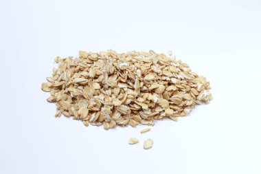 Beyaz arka planda yulaf ezmesi, diyet ürünü, doğal renk, yüksek kontrast.