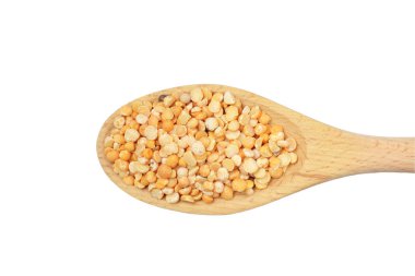 Beyaz bir arka plan, diyet ürün, doğal renk, yüksek kontrast izole büyük bir tahta kaşık bezelye taneleri.
