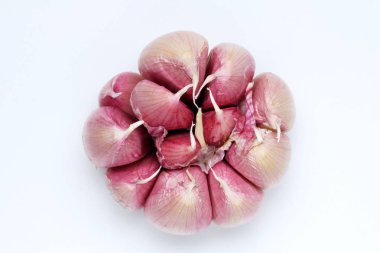 Beyaz bir arka planda taze sarımsak Başkanı, yakın çekim, bireysel karanfil görülebilir.