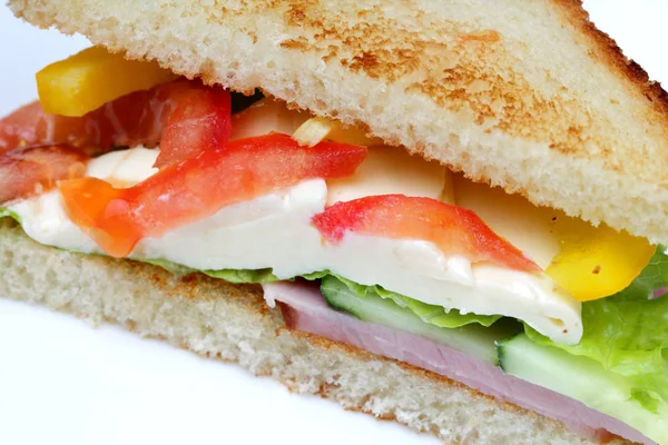 Sandwich Mit Schinken Salat Scheiben Käse Tomaten Gurke Auf Einem — Stockfoto