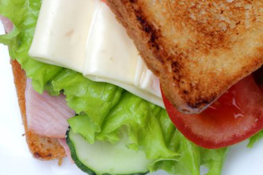 Jambonlu sandviç, marul, peynir dilimleri, domates, beyaz arka plan, parlak doğal renkler.