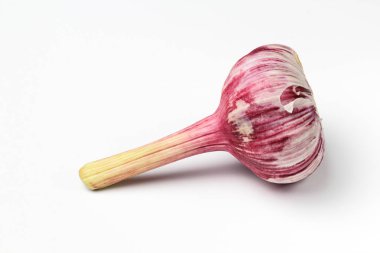 Beyaz arka planda taze sarımsak başı, doğal renk, yüksek kontrast.