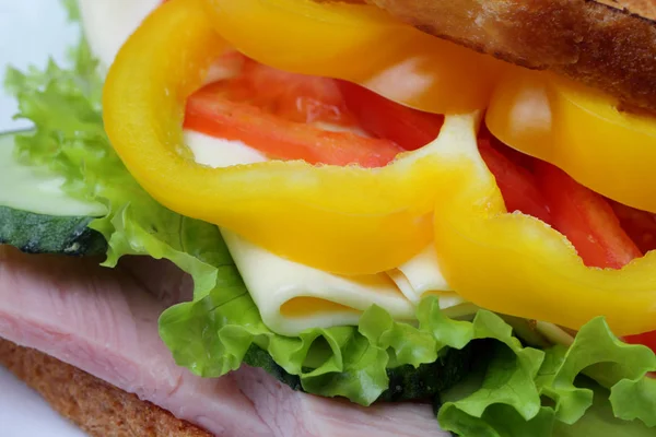 Sandwich Mit Schinken Salat Scheiben Käse Tomaten Auf Weißem Hintergrund — Stockfoto