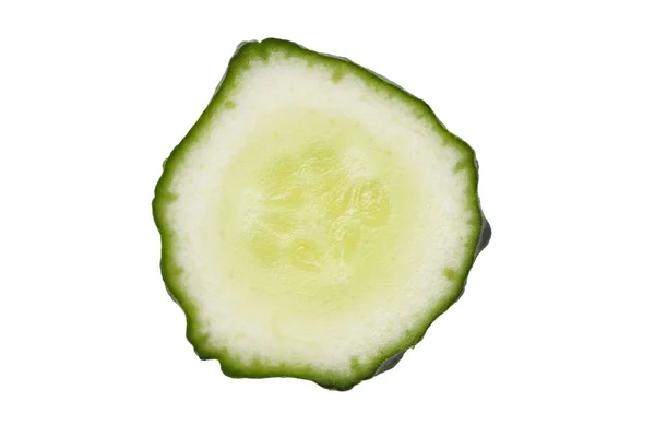 黄瓜在切割特写 隔离在白色背景 — 图库照片