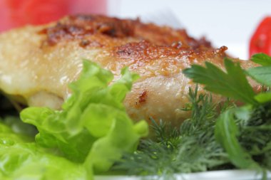 Beyaz bir arka plan üzerinde bir tabakta sebze ile Kızarmış tavuk bacağı, yakın, zencefil turşusu, parlak doğal renkler.