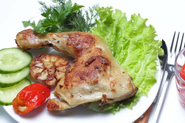 Beyaz bir arka plan üzerinde bir tabakta sebze ile Kızarmış tavuk bacağı, yakın, zencefil turşusu, parlak doğal renkler.