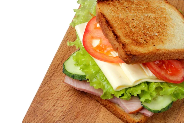 Sandwich Mit Schinken Salat Scheiben Käse Tomaten Auf Einem Schneidebrett — Stockfoto