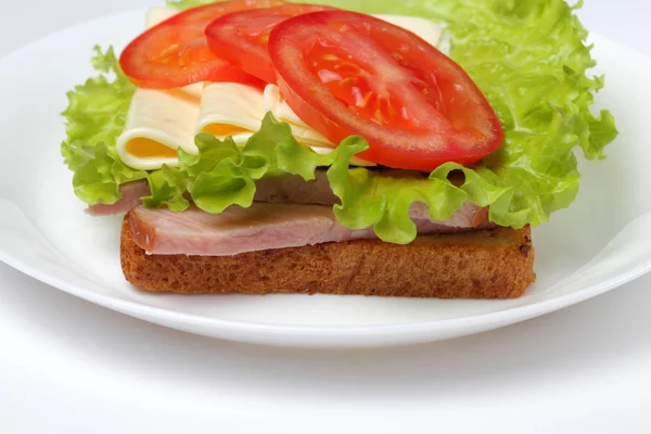 Sandwich Mit Schinken Salat Scheiben Käse Tomaten Gurke Auf Weißem — Stockfoto