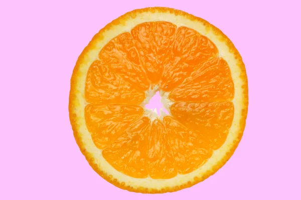 橙色在切割特写 隔离在粉红色背景 — 图库照片